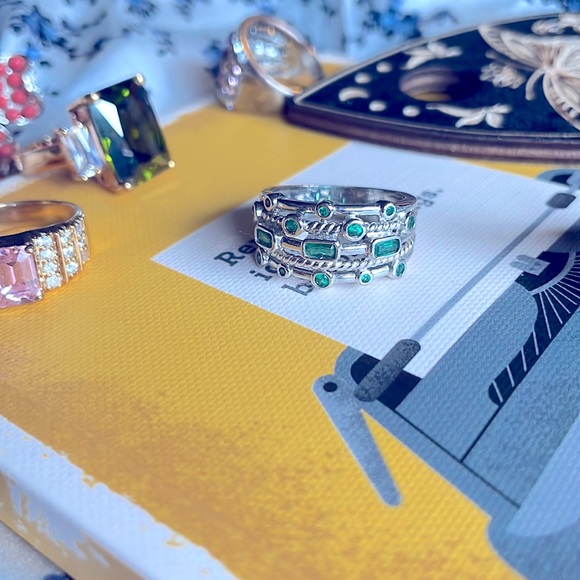 Jewelry - Silver and green crystal ring